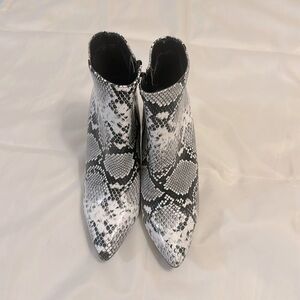 Lulus Snake Skin Booties women Sz 7.5